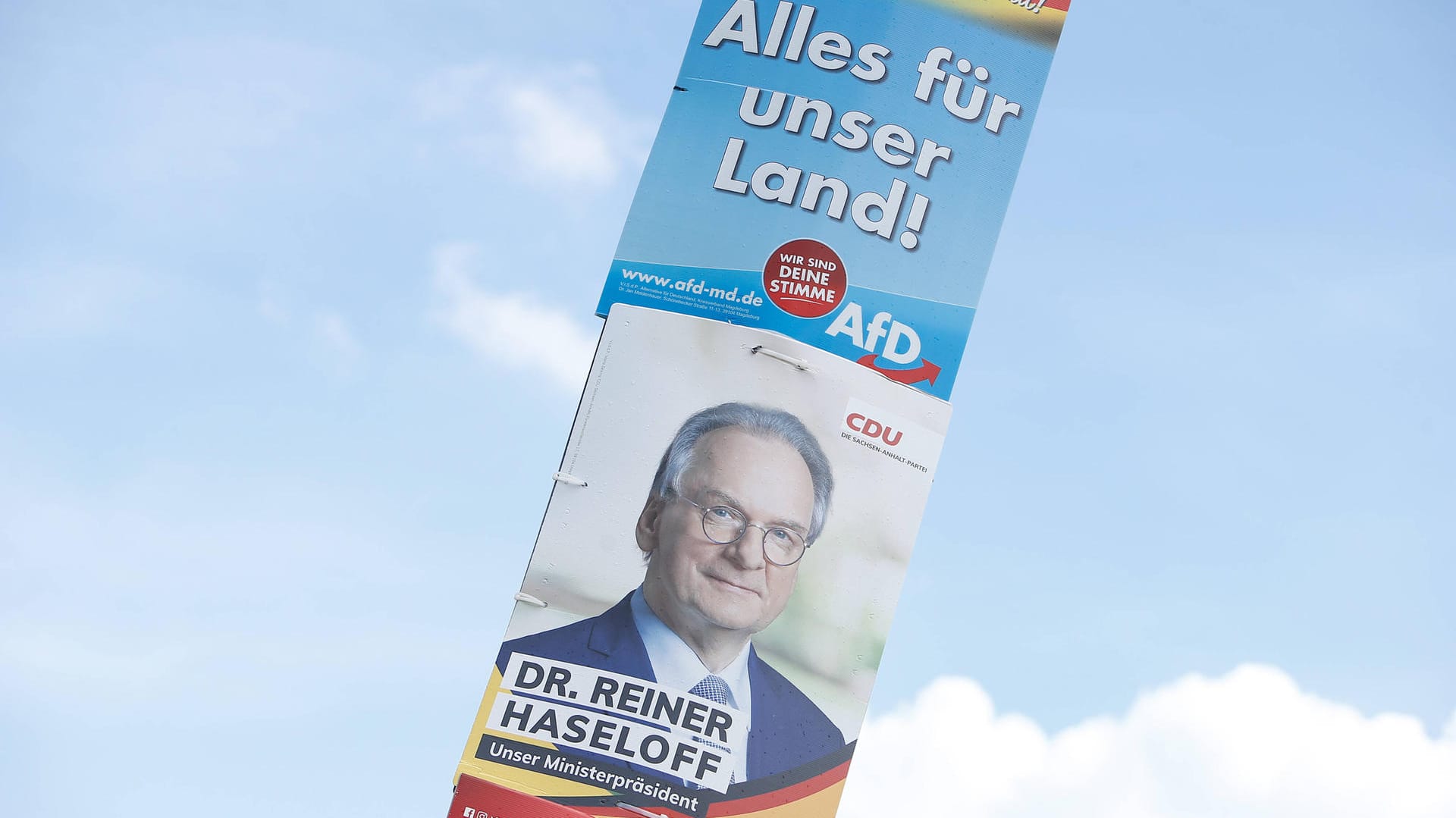 Wahlplakate der AfD und der CDU: Besonders taktische Wähler könnten das Wahlergebnis noch beeinflussen. Wahlplakate der AfD und der CDU: Besonders taktische Wähler könnten das Wahlergebnis noch beeinflussen.