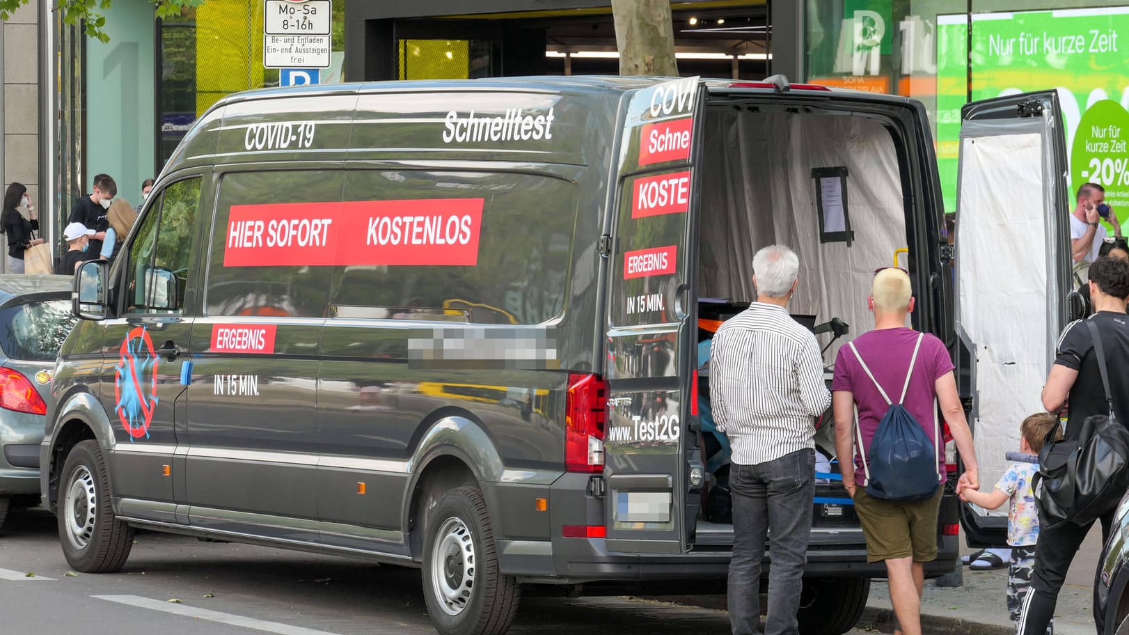Eine mobile Corona-Schnellteststation in Berlin: Die Berliner Gesundheitssenatorin hat Fehler bei den Tests eingeräumt, die Strategie aber grundsätzlich verteidigt. Eine mobile Corona-Schnellteststation in Berlin: Die Berliner Gesundheitssenatorin hat Fehler bei den Tests eingeräumt, die Strategie aber grundsätzlich verteidigt.