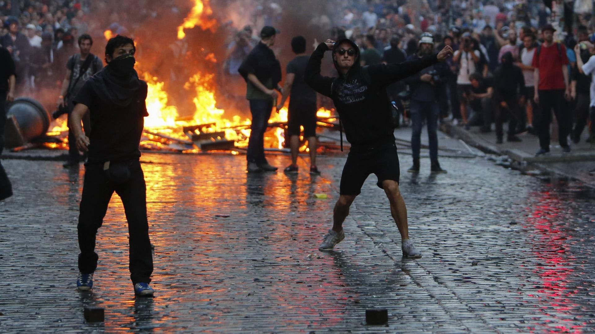 Vermummte Randalierer werfen in Hamburg Steine auf die Polizei: Die Zahl der Linksextremisten ist in den vergangenen Jahren gestiegen (Archivfoto).