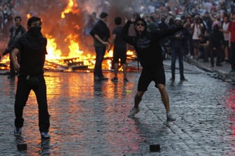 Vermummte Randalierer werfen in Hamburg Steine auf die Polizei: Die Zahl der Linksextremisten ist in den vergangenen Jahren gestiegen (Archivfoto).