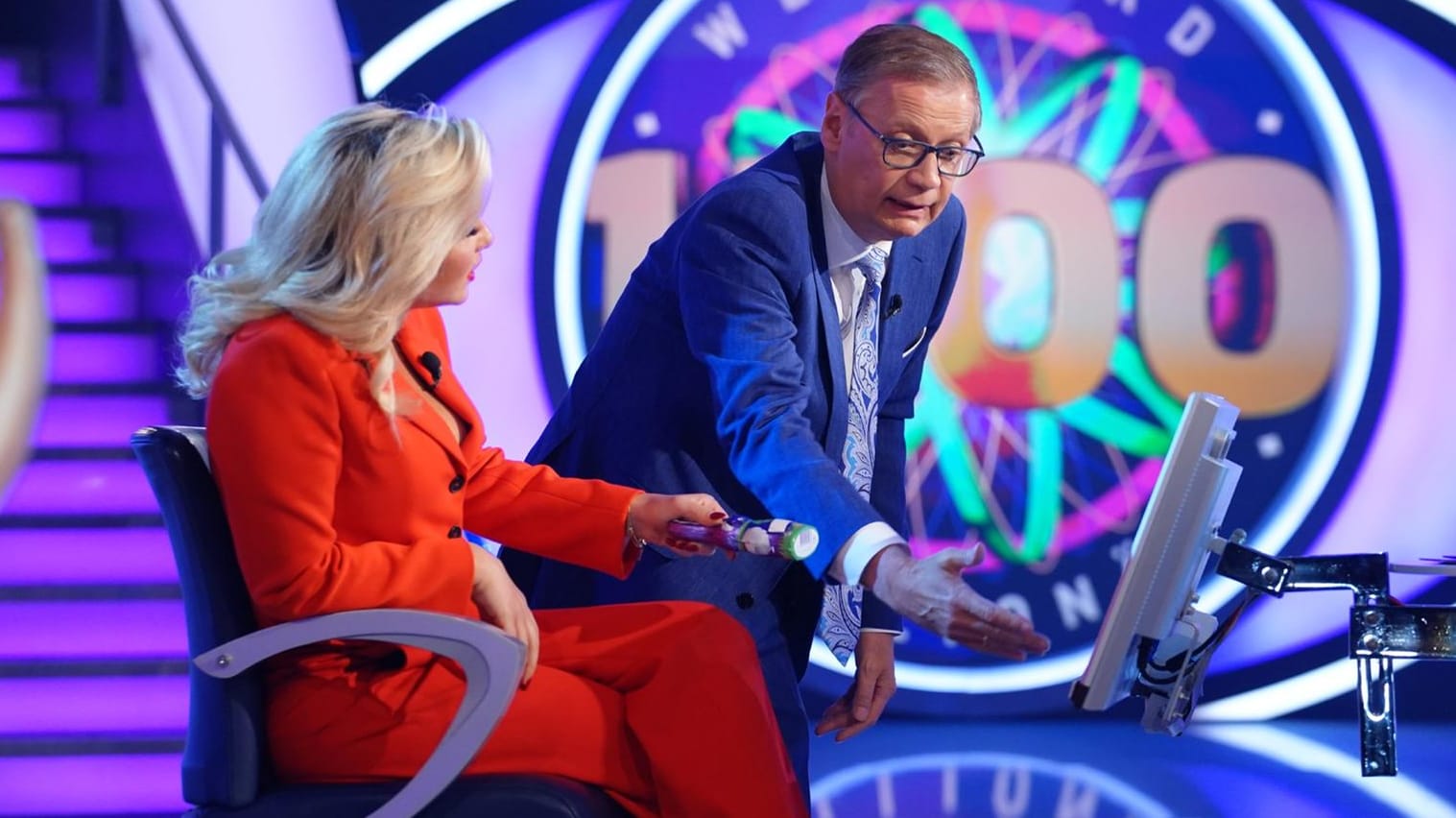 "Wer wird Millionär?": Moderator Günther Jauch mit Evelyn Burdecki in seiner Jubiläumssendung.