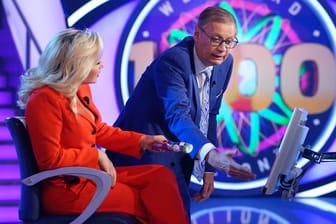 "Wer wird Millionär?": Moderator Günther Jauch mit Evelyn Burdecki in seiner Jubiläumssendung.