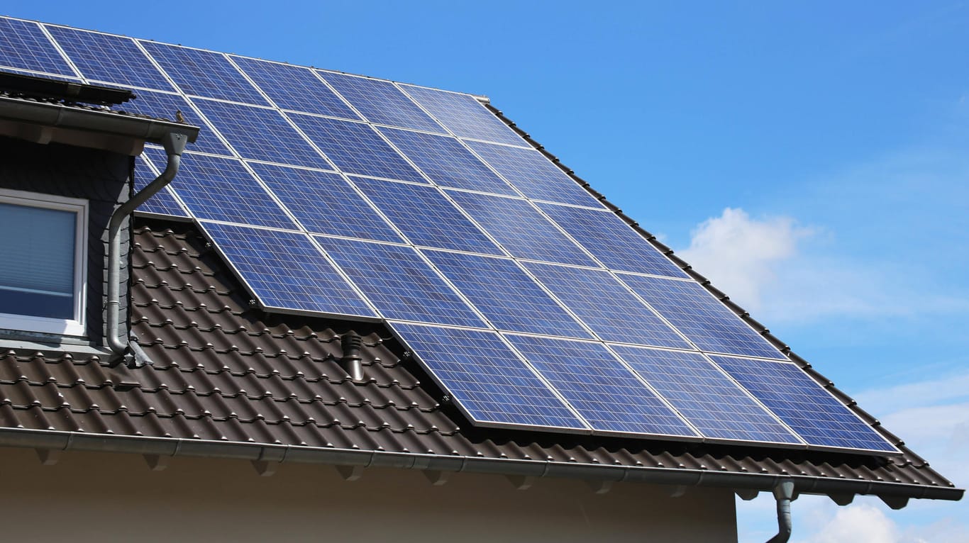Ein Einfamilienhaus mit Solarzellen auf dem Dach: Laut dem Klimaschutz Sofortprogramm könnte es bald eine Pflicht für Solarzellen auf Neubauten geben.