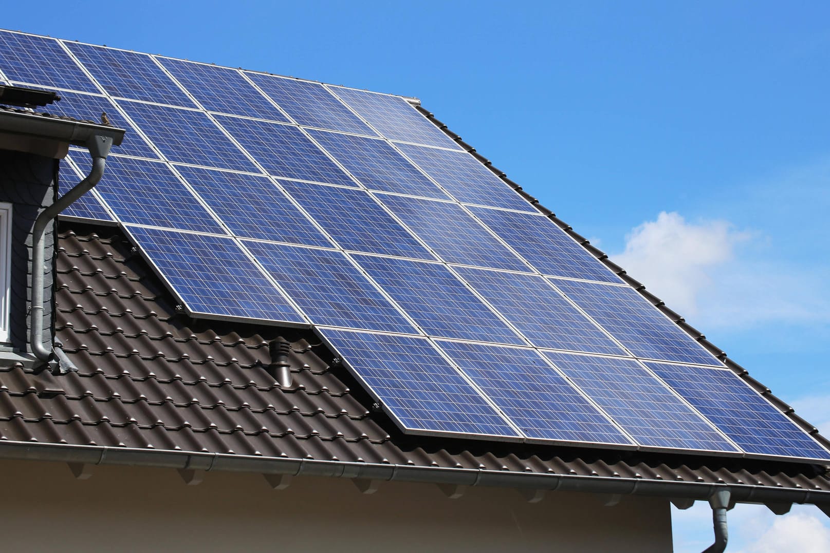 Ein Einfamilienhaus mit Solarzellen auf dem Dach: Laut dem Klimaschutz Sofortprogramm könnte es bald eine Pflicht für Solarzellen auf Neubauten geben.