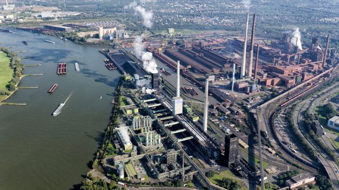 Die Kokerei Schwelgern von ThyssenKrupp am Rhein.