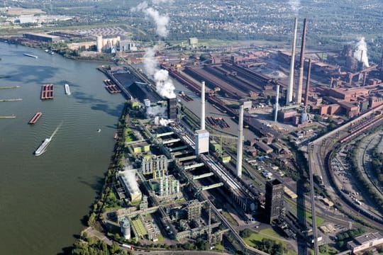 Die Kokerei Schwelgern von ThyssenKrupp am Rhein.