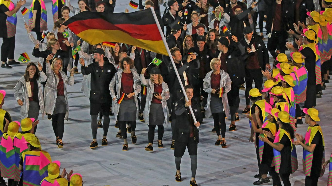 Timo Boll (vo.) war 2016 bei den Olympischen Spielen in Rio Fahnenträger der deutschen Mannschaft. Er gewann bisher drei Olympiamedaillen im Teamwettbewerb sowie 19 EM-Titel.