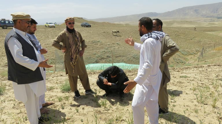 Thomas ten Boer (Mitte) berät Afghanen bei Aufbauprogrammen.