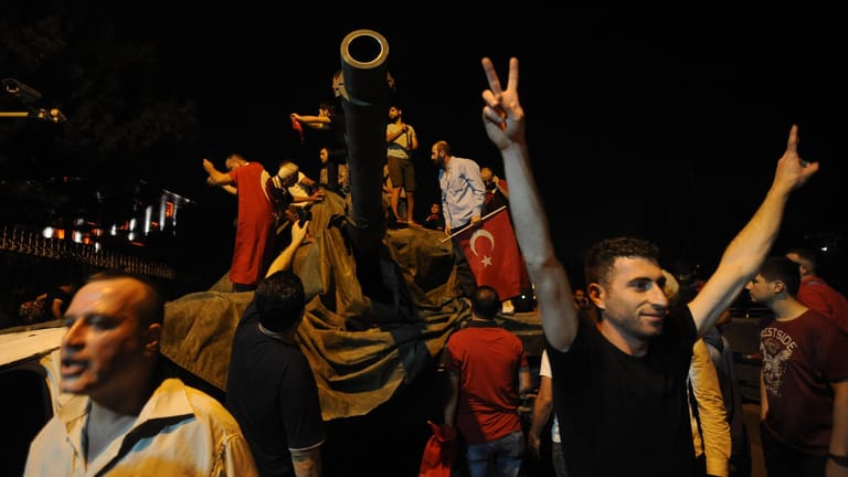 Bei dem Putschversuch 2016 stellen sich in Ankara Menschen vor einen Panzer: Unter den Demonstranten sollen auch Sadat-Söldner gewesen sein.