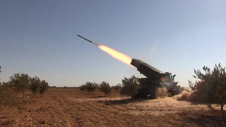 Ein Screenshot aus einem Propagandavideo von Islamisten in Nordsyrien zeigt einen Raketenwerfer: Die Milizen, die gegen Machthaber Assad kämpfen, sind auch durch türkische Hilfe gut bewaffnet.
