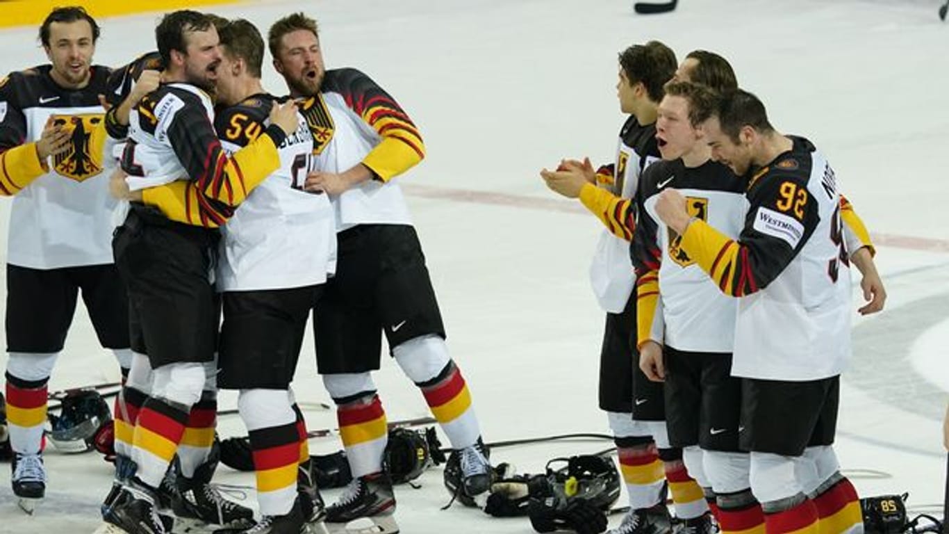 Die deutschen Nationalspieler feiern ihren Erfolg auf dem Eis.