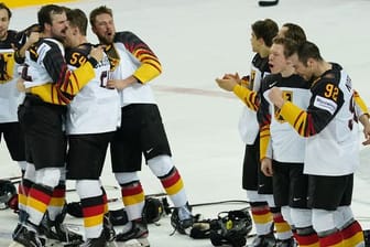 Die deutschen Nationalspieler feiern ihren Erfolg auf dem Eis.