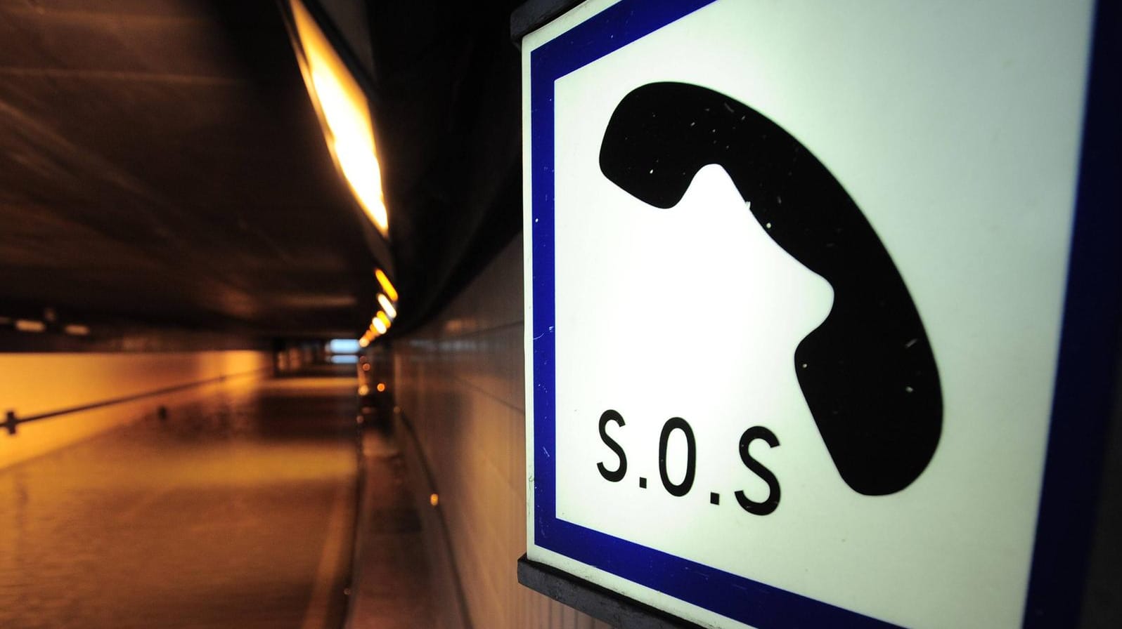 Ein Notruf-Schild in Paris (Symbolbild): Eine Panne bei den Notrufnummern in Frankreich hat schwerwiegende Folgen. Ein Notruf-Schild in Paris (Symbolbild): Eine Panne bei den Notrufnummern in Frankreich hat schwerwiegende Folgen.
