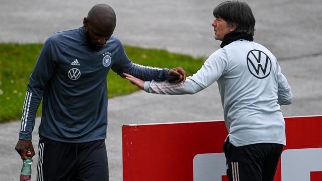 Welcome Champions-League-Sieger: Bundestrainer Joachim Löw (r) begrüßt Antonio Rüdiger in Seefeld. Welcome Champions-League-Sieger: Bundestrainer Joachim Löw (r) begrüßt Antonio Rüdiger in Seefeld.