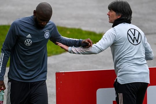Welcome Champions-League-Sieger: Bundestrainer Joachim Löw (r) begrüßt Antonio Rüdiger in Seefeld.