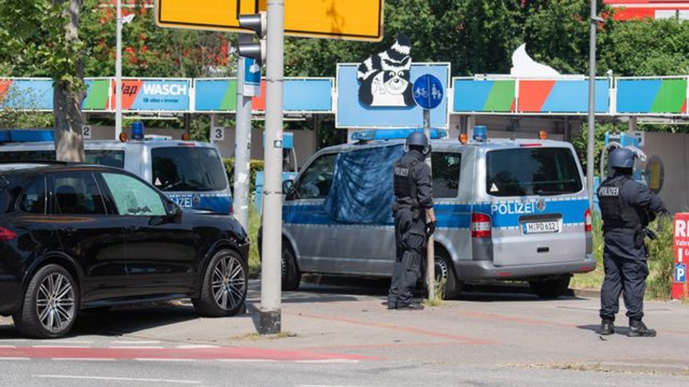 Polizisten sichern einen Tatort in Hannover