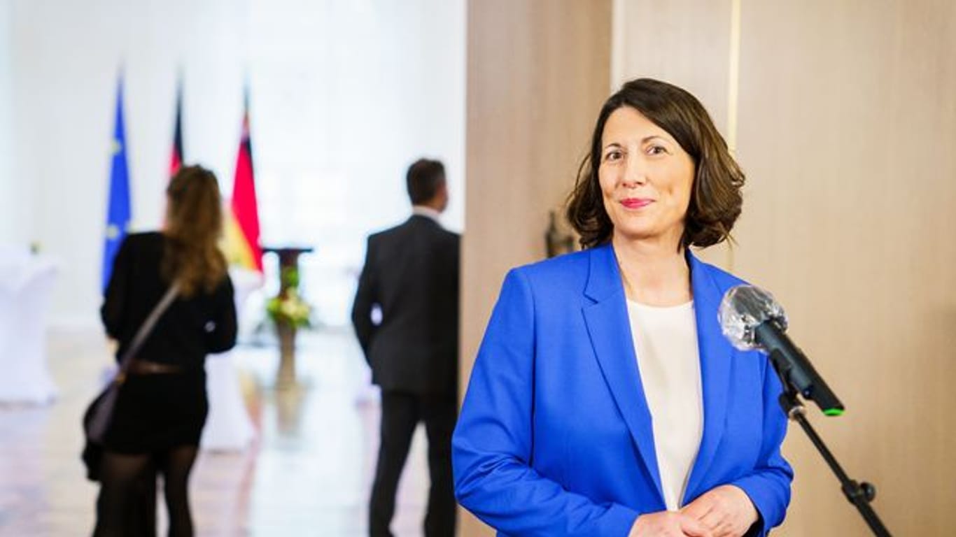 Daniela Schmitt (FDP) steht in der Staatskanzlei