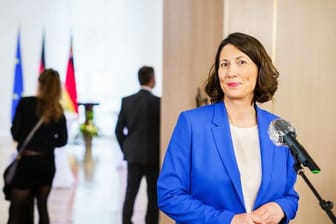 Daniela Schmitt (FDP) steht in der Staatskanzlei