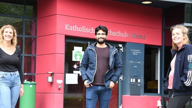 Der 30-jährige Syrer Mohamad Alsaadi steht vor der Katholischen Hochschule Mainz (Foto): Das Projekt startete vor fünf Jahren. Der 30-jährige Syrer Mohamad Alsaadi steht vor der Katholischen Hochschule Mainz (Foto): Das Projekt startete vor fünf Jahren.