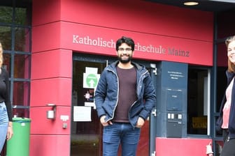 Der 30-jährige Syrer Mohamad Alsaadi steht vor der Katholischen Hochschule Mainz (Foto): Das Projekt startete vor fünf Jahren.