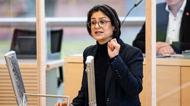 Serpil Midyatli (SPD) spricht im Landtag von Schleswig-Holstein