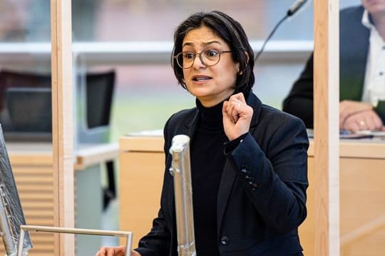 Serpil Midyatli (SPD) spricht im Landtag von Schleswig-Holstein