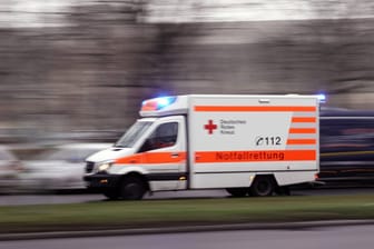 Ein Rettungswagen im Einsatz (Symbolbild): In Berlin sind zwei Personen bei einem Unfall verletzt worden.