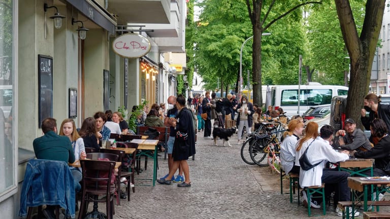 Gäste sitzen vor einem Restaurant in Berlin-Neukölln (Archivbild): Am Freitag sind zahlreiche Corona-Lockerungen in Kraft getreten.