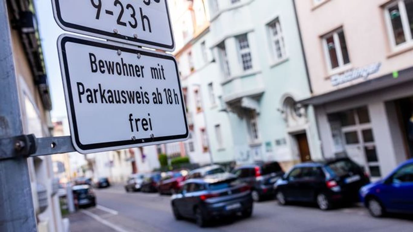 Ein Schild mit der Aufschrift "Bewohner mit Parkausweis frei": Anwohnerparken in Karlsruhe soll teurer werden.