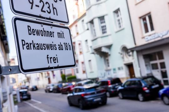 Ein Schild mit der Aufschrift "Bewohner mit Parkausweis frei": Anwohnerparken in Karlsruhe soll teurer werden.