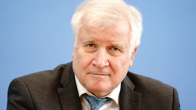 Horst Seehofer (CSU) sitzt bei einer Pressekonferenz