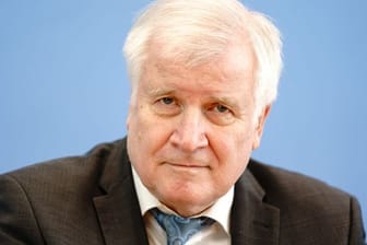 Horst Seehofer (CSU) sitzt bei einer Pressekonferenz