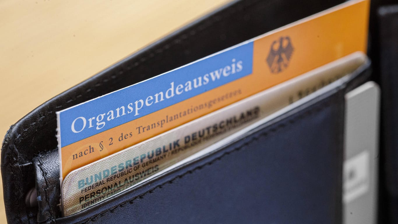 Ein Organspendeausweis steckt in einer Brieftasche (Symbolbild): In Deutschland warten Tausende Menschen auf ein lebensrettendes Spenderorgan.