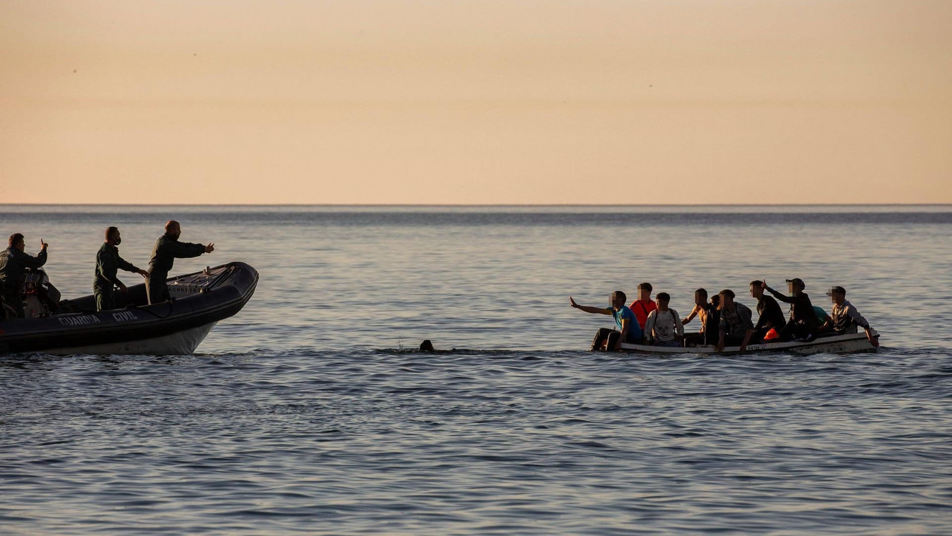 Migranten auf einem Boot: Es erreichen wieder mehr Migranten das europäische Festland.