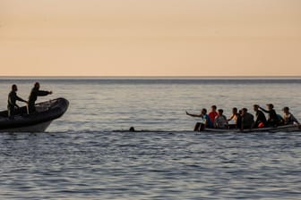 Migranten auf einem Boot: Es erreichen wieder mehr Migranten das europäische Festland.