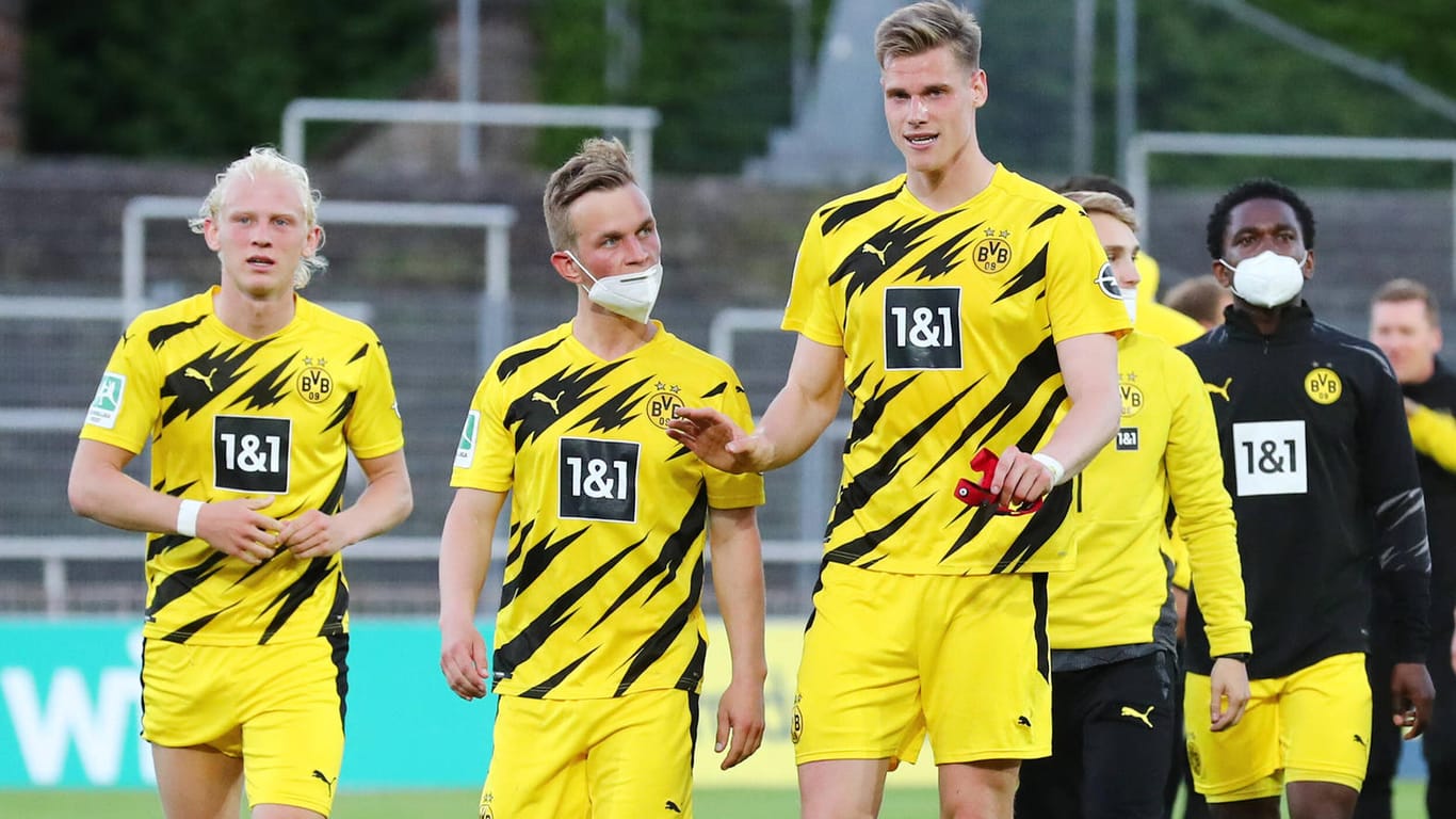 Die BVB-Amateure nach dem Sieg gegen Bergisch Gladbach: Zwei Vereine der Regionalliga West haben gegen die zweite Mannschaft von Borussia Dortmund eine Klage beim Verband eingereicht.