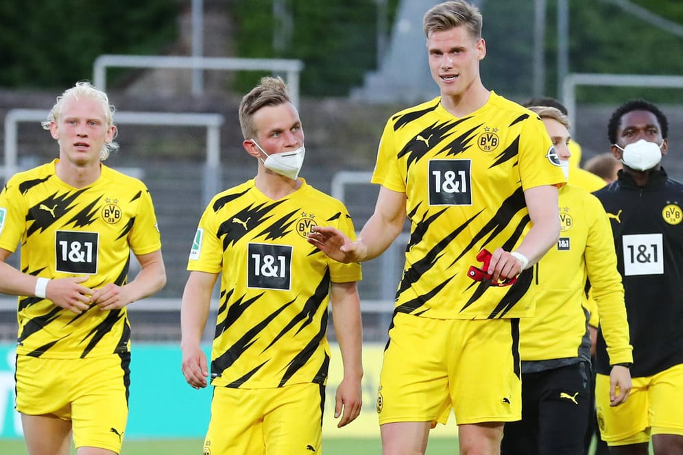 Die BVB-Amateure nach dem Sieg gegen Bergisch Gladbach: Zwei Vereine der Regionalliga West haben gegen die zweite Mannschaft von Borussia Dortmund eine Klage beim Verband eingereicht.