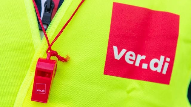 Ein Streikender trägt eine Warnweste mit dem Verdi-Logo Ein Streikender trägt eine Warnweste mit dem Verdi-Logo
