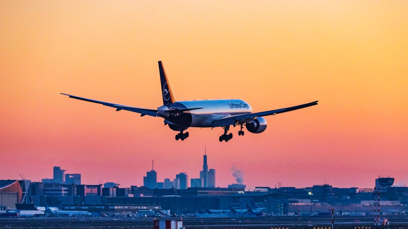 Flugzeug landet am Flughafen Frankfurt (Symbolbild): Auch in der Pandemie nutzen die Menschen gerne Kurzstreckenflüge – die kurzen Distanzen machten mehr als die Hälfte aller Flüge aus.