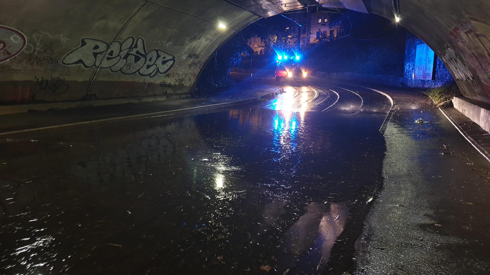 Nordrhein-Westfalen: In Mülheim an der Ruhr hat das Unwetter eine Unterführung geschwemmt.