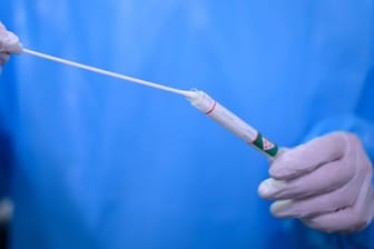 Ein Arzt hält einen Coronavirus-Test in den Händen