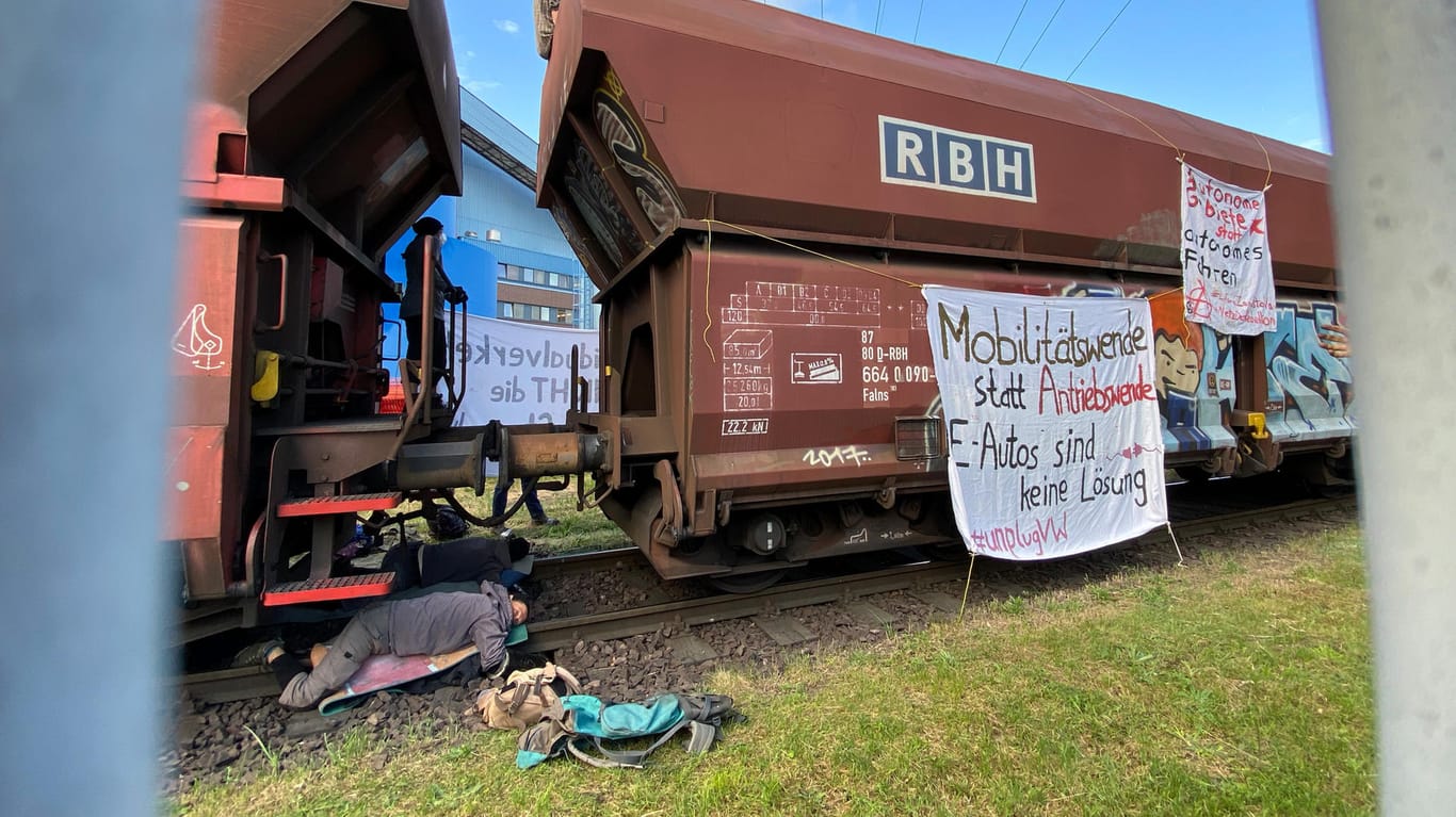 Klimaaktivisten blockieren einen Kohlezug auf dem Gelände des VW-Steinkohlekraftwerks: Demonstranten der Aktionsgruppe "Runter vom Gas" besetzen seit dem frühen Morgen das Kohlekraftwerk am Volkswagen Werk.