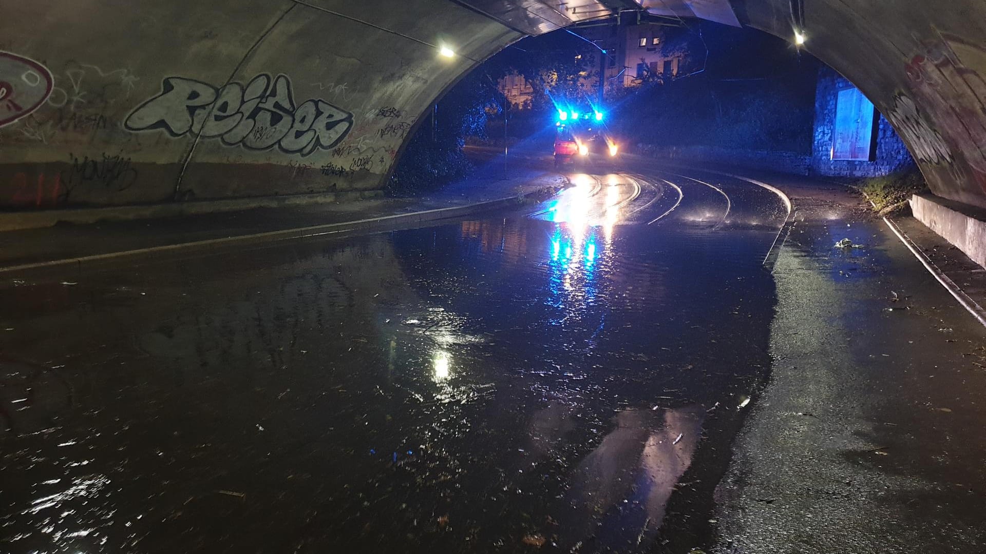 Eine überflutete Straße in Mülheim: Die Feuerwehr hatte in der Nacht viel zu tun. Eine überflutete Straße in Mülheim: Die Feuerwehr hatte in der Nacht viel zu tun.