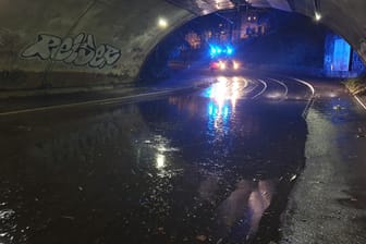 Eine überflutete Straße in Mülheim: Die Feuerwehr hatte in der Nacht viel zu tun.
