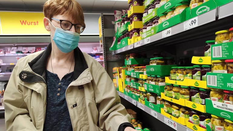 Einkauf in einem Supermarkt: Während der Corona-Pandemie gehört der Mund-Nasen-Schutz dazu.