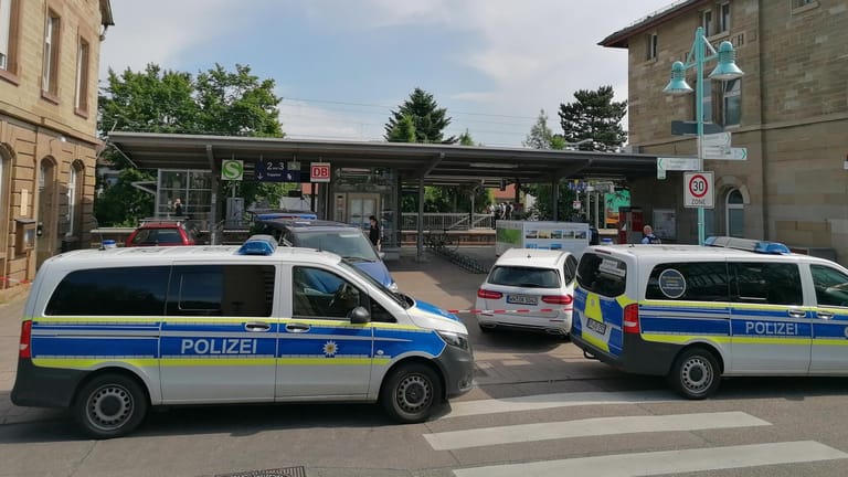 Die Polizei sperrt den Bahnhof von Weinstadt-Endersbach (Rems-Murr-Kreis) ab: Dort ist am Freitag ein toter Mann gefunden worden.