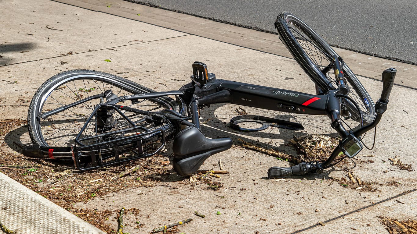 Ein Fahrrad liegt auf dem Boden (Symbolbild): In Dortmund ist eine Radfahrerin von einem Auto erfasst worden.