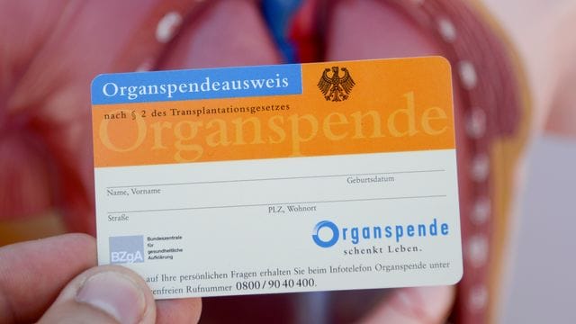 Laut einer Umfrage könnten sich 39 Prozent der Bürger vorstellen, ihre Bereitschaft zur Organspende digital registrieren zu lassen.