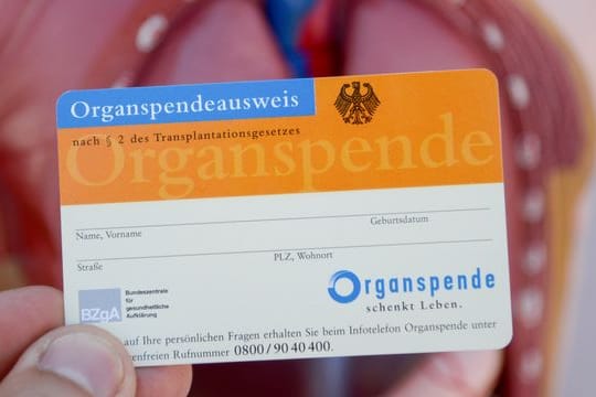 Laut einer Umfrage könnten sich 39 Prozent der Bürger vorstellen, ihre Bereitschaft zur Organspende digital registrieren zu lassen.