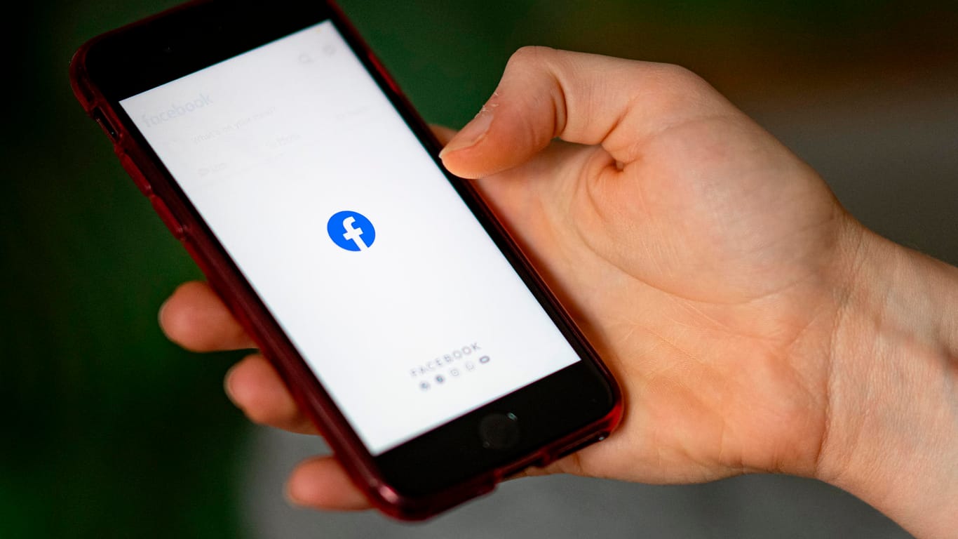 Facebook-Logo auf Smartphone: Dem Konzern droht Ärger mit der EU-Kommission